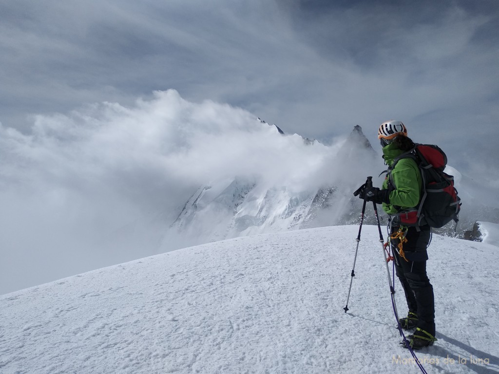 Nuria en la cima del Bishorn mirando hacia la cresta y cubierto pico Weisshorn